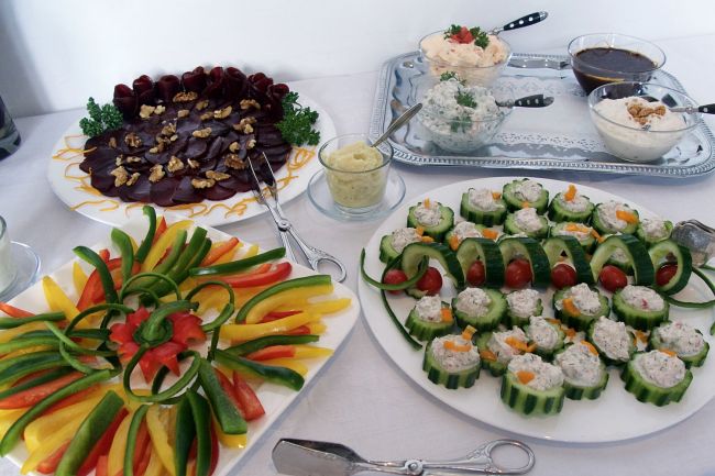 Buffet mit frischen Snacks