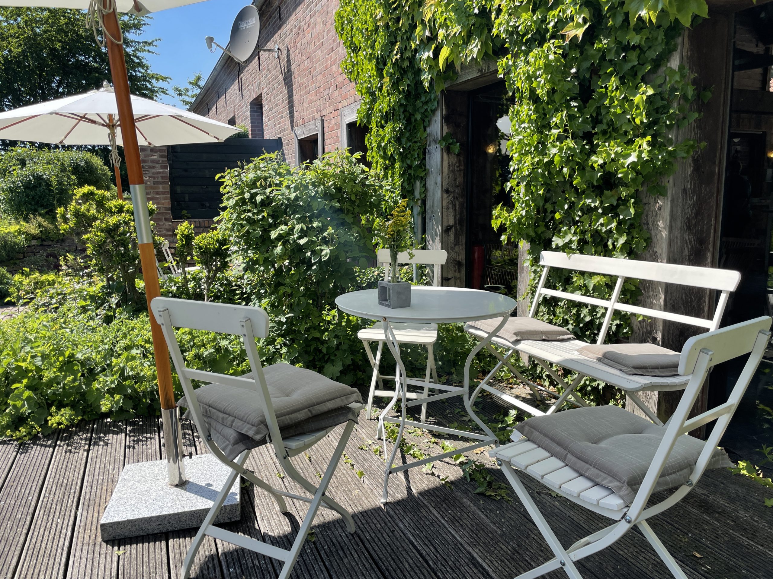 Sonnengenuss im Hofcafe