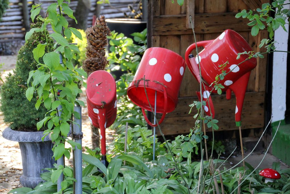 bunte giesskannen als deko