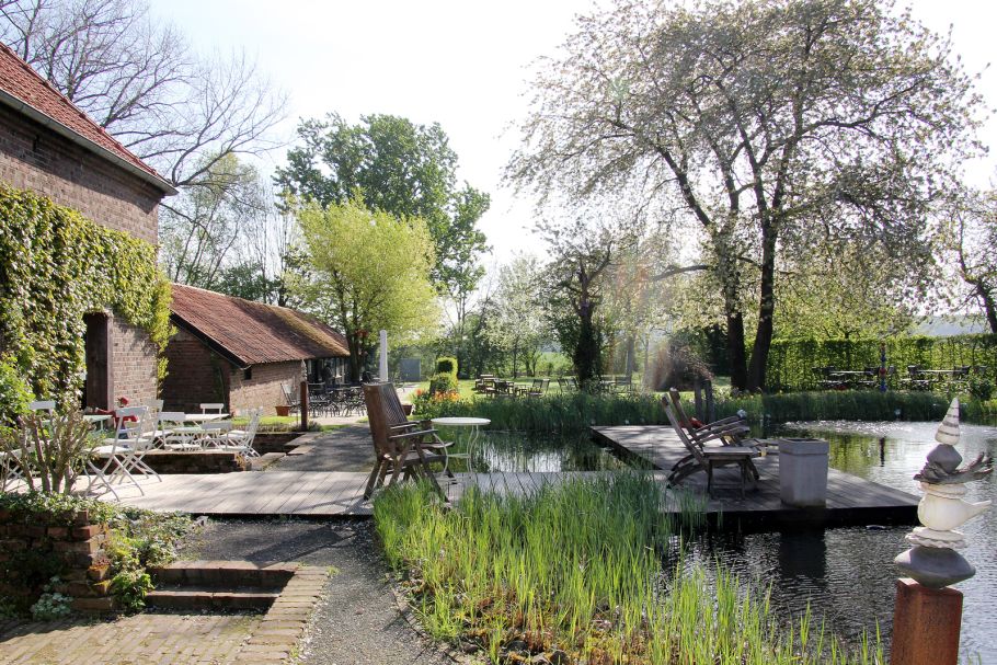Lindenhof im Frühling - Terrasse am Schwimmteich