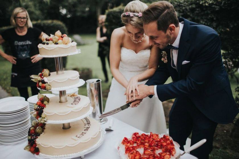 Hochzeitstorte-anschneiden