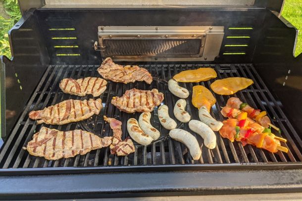 Gemüse und Steak am Grill beim grillen