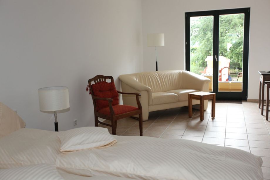 Gartenzimmer mit gelben Sofa