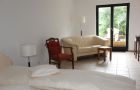 Gartenzimmer mit gelben Sofa